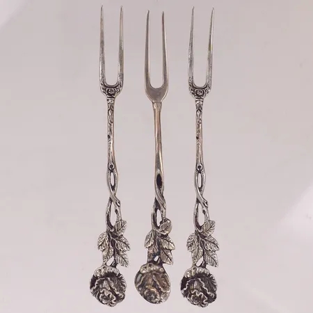 3 Sillgafflar, modell Rosen, längd 11cm, silver 830/1000 Vikt: 22,7 g