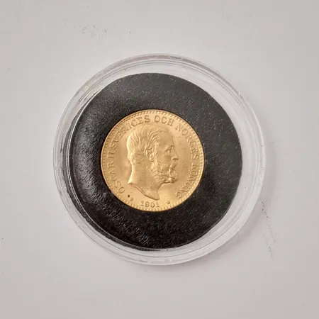 Guldmynt 10kr, Ø18mm, Oscar II Sveriges och Norges konung, 1901, myntkapsel, 21,6K, vikt 4,5g.