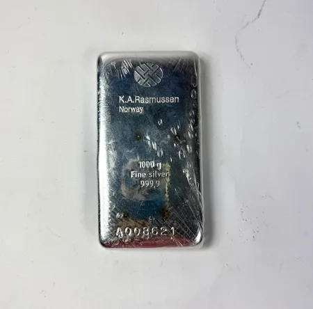 Silvertacka, K.A.Rasmussen Norge, serie nr A008621, 999,9/1000 silver. Vikt: 1000 g