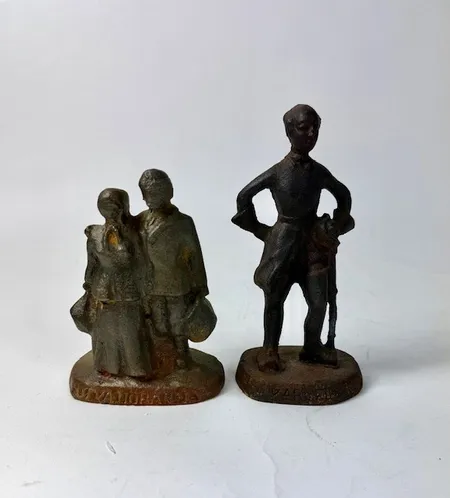 Staty, sUtvandrarna, Allan Ebeling (1897-1975) höjd 10 cm, bredd 8 cm, staty Kung Karl, höjd 13 cm, bredd 6 cm, metall