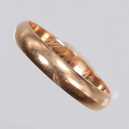 Ring slät, stl 20, bredd 4mm, gravyr, 14K  Vikt: 3,4 g