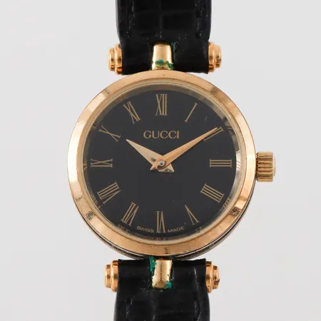 Damur Gucci, fungerar ej, diameter 21 mm,läderband (ej original),kvitto från Tax-Free 1998 medföljer.OBS! Skickas tidigast 4/8 pga. semesterstängt.  Skickas med paket.
