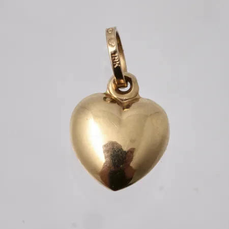 Hänge i 18K guld, mått 8,4x14.7mm, tillverkad av Alton/Boliden vikt 0,92g.