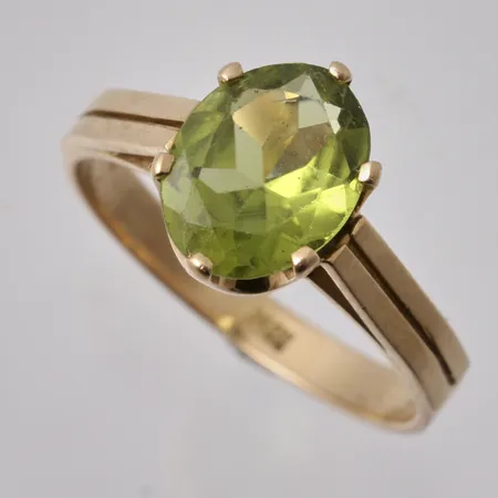 Ring i 18K guld, stl 16½,  bredd 2,6-9,7mm, 1 grön sten, mått Ø7-8,5mm, importstämplad, vikt 3,1g.