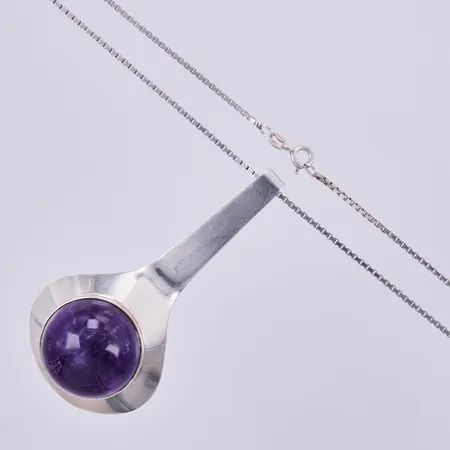 Hänge med Ametist, längd ca 7,7cm, bredd ca 7-39mm, Valo-Koru 1973, med halskedja Venezia, längd ca 50cm, bredd ca 1mm, silver 925/1000 Vikt: 28,9 g