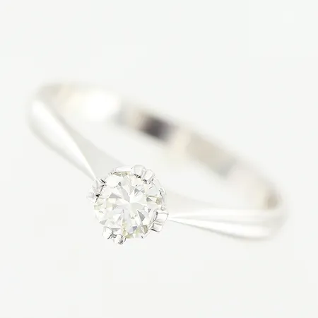 Ring, diamant 0,27ct enligt gravyr, stl 17½, bredd 2,3-5mm, vitguld, 18K.  Vikt: 2,5 g