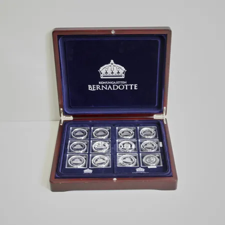 Myntsamling i silver, Konungaätten Bernadotte, 24 Mynt, Ø38mm, 999/1000, schatull i trä, vikt 614g.