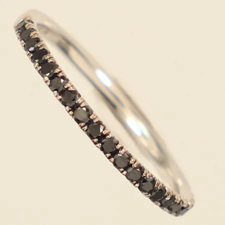 Ring, svarta stenar, stl 16¼, bredd 1,6mm, vitguld, 18K  Vikt: 1,4 g