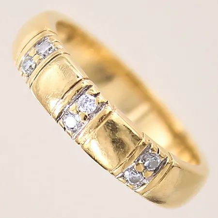 Ring med diamanter 6 x ca 0,01ct, stl: 16½, bredd: 3,8mm, GHA, 18K  Vikt: 4,1 g