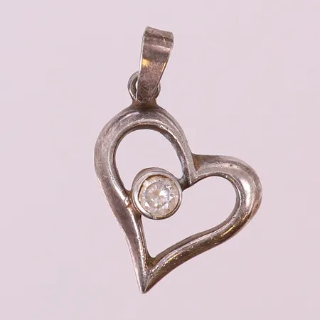 Hänge hjärta med vit sten, ca 27,5x17mm inkl ögla. 925/1000 silver  Vikt: 2,4 g