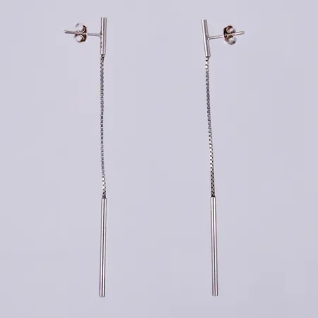 Ett par örhängen, längd: ca 8,5cm, bredd: ca 2mm, 925/1000 silver Vikt: 2,3 g