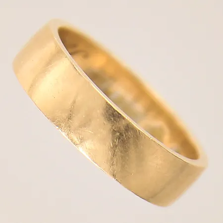 Ring, slät, stl: 16½, bredd: 4,9mm, gravyr, 18K  Vikt: 5 g