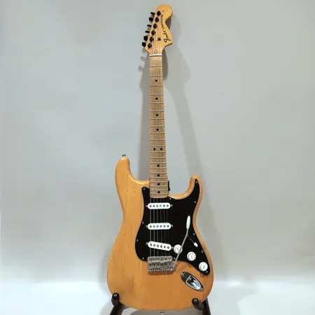 Elgitarr Fender Stratocaster, serienr 561912, 1974, USA, utbytta stämskruvar, lös skadad bakplatta, åldersbetingat slitage, hårt Fender-fodral, ej original till gitarren.  Vikt: 0 g Skickas med Bussgods eller PostNord