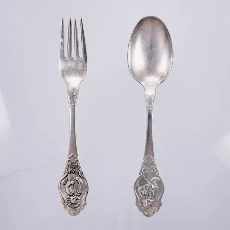 Dopsked samt dopgaffel, "Rod-hette" samt "Ulven som beste mor", TH Martinsen, Norge, längd ca 14,8-14,9cm, 830/1000 silver Vikt: 50,3 g