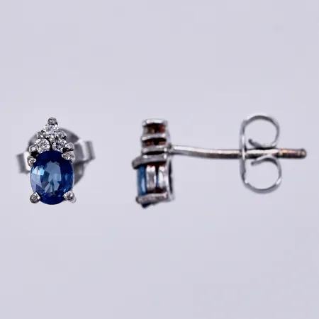 Ett par örhängen med syntetiska blå & vita stenar, längd ca 8mm, bredd ca 4mm, silver, vikt: 0,9gram, stopp i vitmetall Vikt: 0,9 g