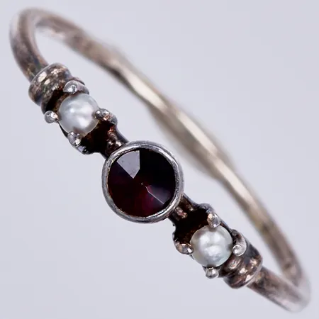 Ring med svart sten och två odlade pärlor, stl: 16¼, bredd: ca 1-3mm, 830/1000 silver Vikt: 1 g