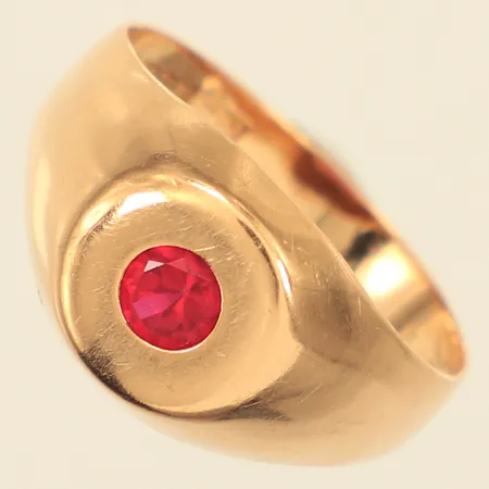 Ring med röd sten, stl 17½, bredd 3,2-10,5mm, Ceson Guldvaru Ab Göteborg 1971, 18K  Vikt: 2,2 g