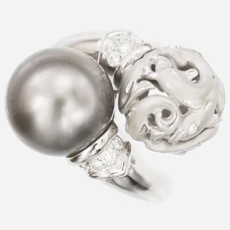 Ring med pärla Ø12mm, samt diamanter 8 x ca 0,005ct, 5 x ca 0,003ct, Carrera Y Carrera, Pearl Dolphin Swirl, stl: 16½, bredd: 3-25mm, delvis satinerad, 18K vitguld.  Vikt: 12,7 g