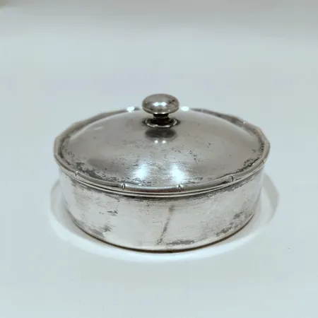Burk med lock, Ø11cm, höjd ca 5cm, silver  Vikt: 260,9 g