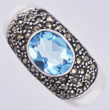 Ring med stenar, stl: 19½, bredd ca 4-9mm, 925/1000 silver Vikt: 6,1 g