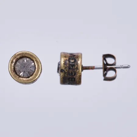 Ett par örhängen med vita stenar, Ø ca 6mm, Dyrberg & Kern, gulmetall