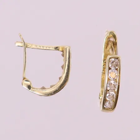 Ett par örhängen med vita stenar, ca 9x2,5mm. 14K Vikt: 1 g