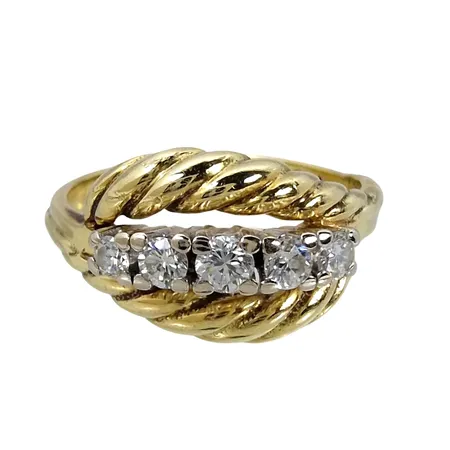 Diamantring, 14K guld, Diamanter 5 st - totalt 0,28ct - stämplat på skenans insida, Ø17½ mm, bredd 2-10 mm, fint skick Vikt: 4,5 g