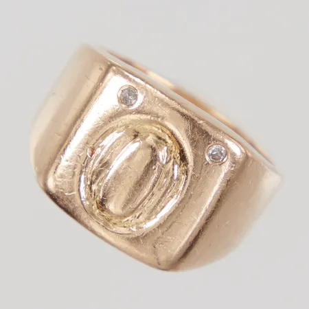 Klackring stl 20, bredd 5,2-15mm, åttkantsslipade diamanter 2x 0,01ct, nagg, monogram bokstaven "O", 18K Vikt: 25,2 g