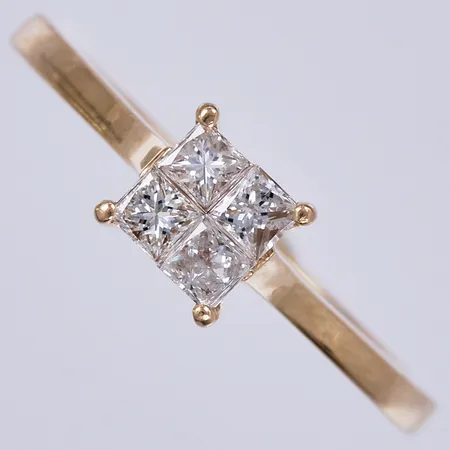 Ring med prinsessslipade diamanter, ca 4x0,08ct , stl:17, bredd: ca 2-6mm, 18K  Vikt: 3,2 g