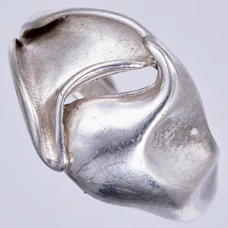 Ring, stl ca 15¾, bredd ca 2-11mm, silver 925/1000 Vikt: 3,8 g