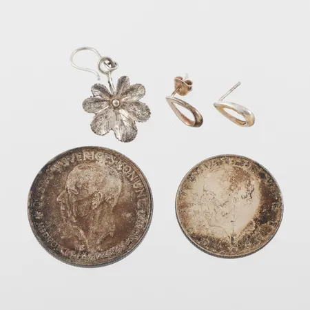 Mynt 2 st, 5 krona 1935 och 2 krona 1938 + örhängen 3 st bla defekt, silver. Vikt: 40 g