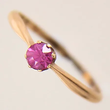 Ring med rosa sten troligen syntetisk safir, stl: 16½, bredd: 1,2-3,6mm, 14K  Vikt: 1,1 g