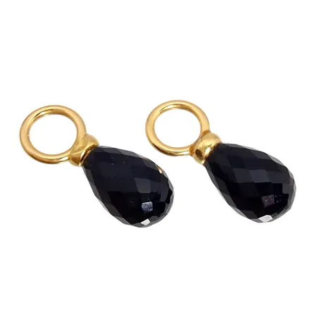 Hängen, två st, öglor i 18K guld, svarta fasetterade stenar 6x9 mm, längd inkl. ögla 16 mm, en liten intryckning i guldet, stenar utan anmärkning Vikt: 1,5 g