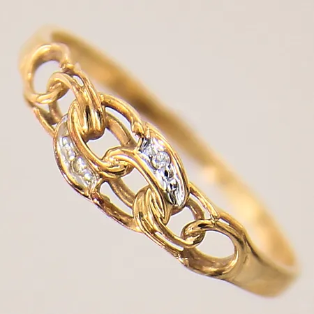 Ring Bismarck med diamanter 2 x ca 0,005ct, stl: 17, skev skena, 18K  Vikt: 1,1 g