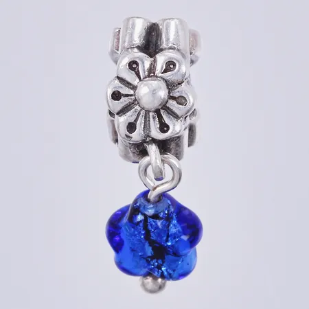 Berlock med detalj i glas, längd ca 2,2cm, bredd ca 10mm, silver Vikt: 3,3 g