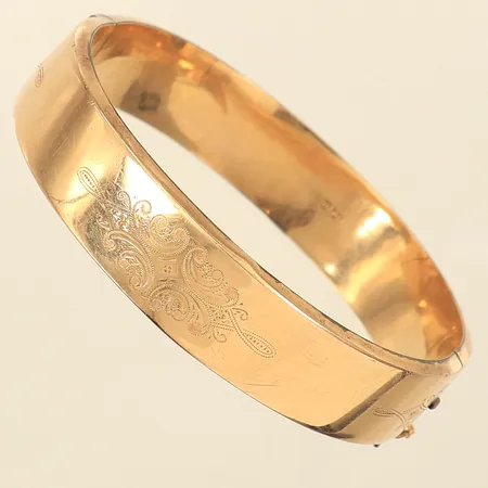 Stelt armband, Ø54mm, innermått ca 16,5cm, bredd 12,5mm, öppningsbart, säkerhetskedja, gravyr, skevt, buckligt, 14K  Vikt: 11,9 g