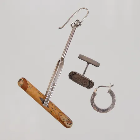 2 Udda örhängen, 1 manschettknapp, gravyr, defekter, trä/ silver, Bruttovikt: 17,6g Vikt: 0 g