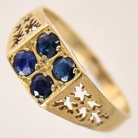 Ring med troligen syntetiska blå safirer, stl: 17¾, bredd: 2-7,6mm, 18K  Vikt: 1,5 g