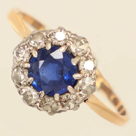 Carmoséring med blå sten, troligen syntetisk safir och gammalslipade diamanter  10x ca 0,05ct, stl 17½, bredd 1,2-10mm,  Stockholm år 1939, 18K  Vikt: 2,2 g