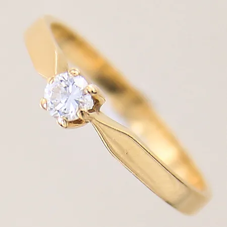 Ring med diamant 0,18ct enligt gravyr, stl 17½, bredd: 2,1-4mm, Strömdahls Juveler, 18K  Vikt: 2,3 g