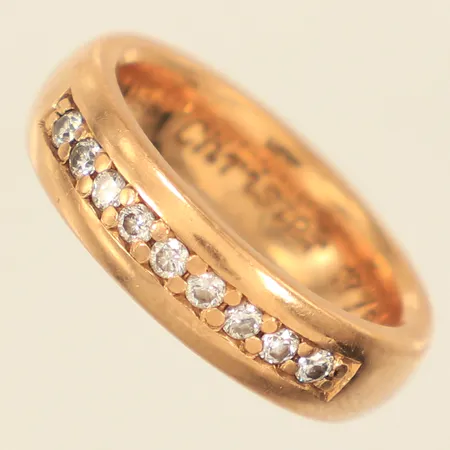 Ring halvallians med diamanter 9x ca 0,02ct, stl 15¼, bredd 4,8mm, Schalin, gravyr, 18K  Vikt: 7,4 g