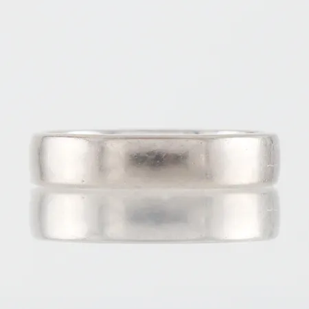 Ring vitguld med gravyr, storlek 15 ½ mm, bredd 4 mm, 18k. Vikt: 4,4 g