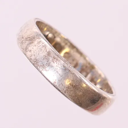 Ring slät, stl 22¼, ca bredd 5,5mm, gravyr. 925/1000 silver Vikt: 6,6 g