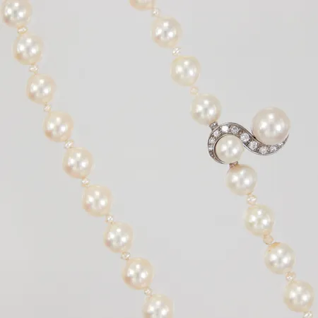 Pärlcollier längd 46cm, odlade pärlor Ø ca 8mm, samt mindre biwa pärlor, lås med åttkantsslipade diamanter ca 12x 0,001-0,02ct, vitguld, 18K. Bruttovikt 41,4g Vikt: 0 g