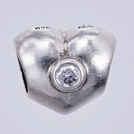 Berlock Pandora Hjärta med vita stenar, Ø ca 0,7cm, bredd ca 1cm, silver 925/1000 Vikt: 2,7 g