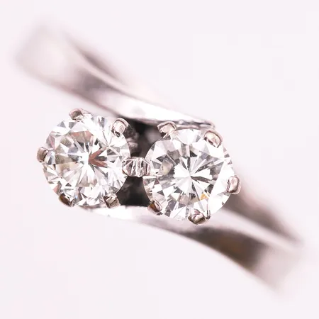 Ring tvillingmodell, med 2st briljantslipade diamanter, totalt 0,76ct enligt gravyr, kvalitet ca TCr-Cr/VS-SI, stl: 17, 18K vitguld Vikt: 4,9 g