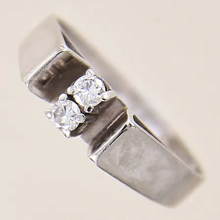 Ring med briljantslipade diamanter 2 x ca 0,05ct, stl: 16, bredd: 2,2-5,1mm, vitguld, 18K  Vikt: 3,2 g