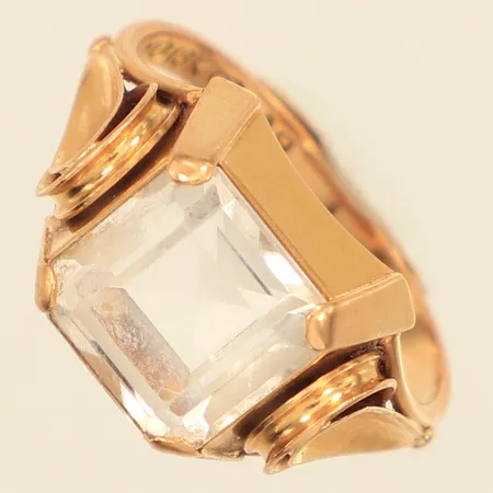 Ring med vit sten, stl 16¼, bredd 1,8-11mm, repig, skadad sten, 18K  Vikt: 3,7 g