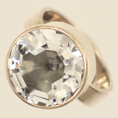 Ring med bergkristall, stl 16, bredd 6-14mm, Isaac Cohen Galleri 22:An Ab Stockholm 1966, smärre nagg på sten, 830/1000 silver  Vikt: 7,7 g