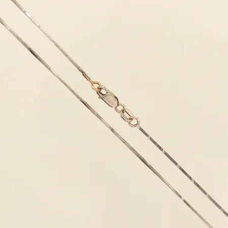 Kedja, längd 44cm, bredd 0,8mm, vitguld, brott i länk, behov av omrodiering, 14K  Vikt: 2,9 g